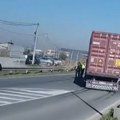 (Video) Lančani sudar šlepera i 3 automobila u Dobanovcima: Od siline udarca kamion se okrenuo, stvara se ogromna gužva