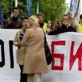 Žena se unela u lice reporterki N1 na protestu i snimala je, reagovali redari