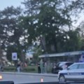 Incident u Kragujevcu: Automobil završio na autobuskom stajalištu u Velikom parku