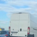 Teška nesreća na auto: - putu u Zemunu Iz smrskanog kombija vatrogasci izvukli suvozača bez znakova života (video)
