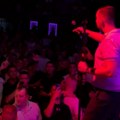 Šok na nastupu Uroša Živkovića: Nestala struja, on diriguje, a publika peva uglas VIDEO