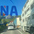 Drama na graničnom prelazu Dobrakovo: Poljski vozač kamiona udario u dva automobila i pobegao sa lica mesta ali je brzo…