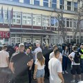 Studenti mogu u zgradu DIF-a, policija ostaje ispred dok se dekan ne bude osećao bezbednim