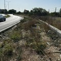 Novi bulevar u Nišu bez trotoara i pešačkog – deca do škole idu kolovozom pored deponija