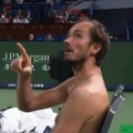 "Vi ste ludi! Šokiran sam!" Novi skandal kontroverznog Rusa! Skinuo se, pa krenuo da se svađa sa sudijom, pa pomenuo Nadala