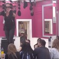 Тотални хаос у Белој кући: Качавенда се попела на сто, размењује жестоке увреде са Зорицом Марковић!