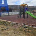 Novo dečje igralište u naselju Ravne polomljeno i uništeno: Kamere snimile napad na prostor za najmlađe, gradjani Prijepolja…