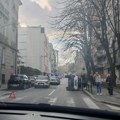 (Foto) Haos u centru Beograda! Automobil se prevrnuo nasred ulice, policija na licu mesta: saobraćaj usporen