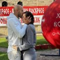 Navijači Partizana su ga voleli, za Uskrs posetio rodno selo na Kosovu, pred crkvom poljubio suprugu