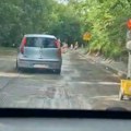 Snimci zabrinjavaju: Prolazak kroz crveno postao česta pojava na gradilištu prema Kušićima (VIDEO)