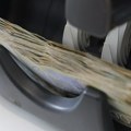Štednja u evrima je i dalje 8,5 puta veća od one u dinarima, iako je dinarska isplativija, kažu u NBS