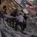 IRGC: Pogodili smo američki nosač aviona i razarač; Vladine snage napale Hute u Jemenu