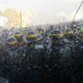 Novi nemiri u Parizu: Sukob policije i demonstranata, korišćen suzavac i vodeni top, učenici pevali Marseljezu (video)