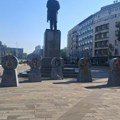 Misteriozne skulpture u centru Beograda, ljudi znatiželjno gledali: Otkrivamo šta je u pitanju