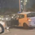 Teška saobraćajka na Novom Beogradu: Dva automobila se sudarila u Tošinom bunaru, jedan se potom zakucao u banderu (video)