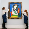 „Žena sa satom“ Pabla Pikasa dostigla vrtoglavu cifru na aukciji: Drugo najskuplje delo čuvenog slikara
