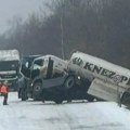 Drama kod Bora: Kamion sleteo sa puta, pa mu se otkačila cisterna sa gorivom: Saobraćaj blokiran (foto)