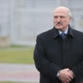 Šok snimak lukašenka! Beloruski predsednik jedva hodao tokom obilaska fabrike: Palo mi je 80 kilograma na nogu (video)