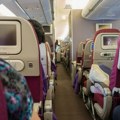Putnik na silu pokušao da upadne u pilotsku kabinu na letu za Split, pa se zaključao u toalet