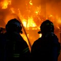 Veliki požar na Čukarici: Gust dim nadvio se nad Beogradom, vatrogasci na terenu