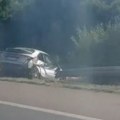 Automobil sleteo s puta: Izgubio kontrolu i probio bankinu (video)
