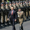 „Rusija nije nepobediva, Poljska mora da ima najjaču armiju u Evropi“: Predsednik Navrocki na vojnoj paradi u Varšavi