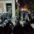 MUP: Demonstranti pokušali da nasilno uđu na Filozofski fakultet, policija sprečila upad