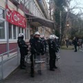 Dekan Patrik Drid ušao na DIF u Novom Sadu, policija ispred zgrade fakulteta
