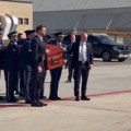Emotivna scena! Pogledajte šta je uradio Džej Di Vens kada su sanduk sa telom Čarlija Kirka ukrcavali u avion (foto/video)