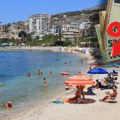 Tirana i primorje suv luksuz, a nekretnine džabe?! Na plaži, bulevaru i pored najskupljih hotela svako može da priušti stan u…