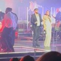Večeras smo sami, a trebalo je da bude i marinko madžgalj: Emina Jahović i Ognjen Amidžić se rasplakali na bini zbog pokojnog…