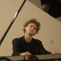 Beograđanima na dar: Između svetova – koncert pijaniste Adema Mehmedovića