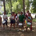 Francuska grupa Samba reille/cocu uveseljavala Leskovčane i pozvala ih na sutrašnji Karneval – VIDEO