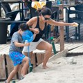 Eva Longorija ima 51 godinu, a na izgledu bi joj pozavidele i duplo mlađe: Glumica uhvaćena sa sinom (8) na plaži u ležernom…