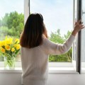 Ženo, da l' si svesna šta to radiš?! Zbog viralnog snimka s beogradskog prozora svi se hvataju za glavu