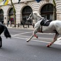 Dramatični snimak iz Skoplja: Dete palo s konja u trku kod mesta gde je žena iz "poršea" bacila smeće u reku!