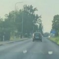 Snimak od kog podilazi jeza: U toku vožnje prelazi u suprotnu traku - pukom srećom izbegnuta nesreća (video)