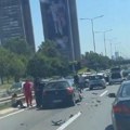 Lančani sudar kod Geneksa, karambol na putu: Saobraćaj u zastoju, delovi 4 auta rasuti po drumu, žena se drži za glavu…