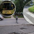 Dva pešačka prelaza vode na – livadu, a 100 metara dalje deca pretrčavaju na autobus