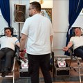 VIDEO: Gašić u Sremskoj Kamenici dao krv i pričao sa policajkama koje su spasile život Novosađaninu