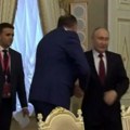 Dodik nasrnuo da ljubi Putina, ali ruski predsednik insistira da ostanu “samo prijatelji” (VIDEO)