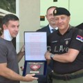 Povređeni žandarm Miloš Jevremović izašao iz bolnice: Dočekale ga kolege i ministar Dačić