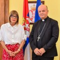 Maja Gojković sa biskupom Fabijanom Svalinom Obnova verskih i kulturnih spomenika u Vojvodini uz podršku Pokrajinske vlade