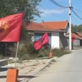 Primitivizam na najvišem nivou! Selo u kojem sahranjuju albanskog ubicu okićeno zastavama UČK (video)