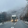 Polako preko mostova I nadvožnjaka Zbog jakih udara vetra poseban oprez za vozače kamiona i autobusa