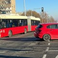 Sudarili se autobus GSP i automobil: Težak udes na Novom Beogradu, policija i hitna pomoć na licu mesta (foto)