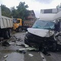 Potpuno smrskan kamion, žena pružila prvu pomoć vozaču: Žestok sudar dva teretnjaka preko Kadinjače