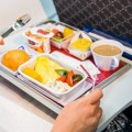 „Kad biste znali šta se mora dodati hrani u avionu, ne biste je ni takli“: Doktor otkriva istinu o kojoj se ne priča dovoljno…