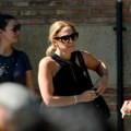 Žena Gordana Kičića sve vreme uz njega: Sa očima punim suza došla da isprati svekra i ne odvaja se od neutešnog muža