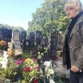 34 Godine bez Tome Zdravkovića: Udovica Gordana zapalila sveće, donela na pomen bogato posluženje i uhvatila je je tuga (foto)…